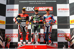Подиум гонки 1 : второе место - Час Дэвис, Aruba.it Racing - Ducati Team, победитель - Джонатан Рей, Kawasaki Racing Team, и третье место - Михаэль ван дер Марк, Honda WSBK Team