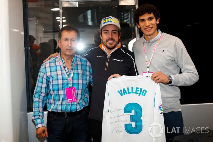 Fernando Alonso, McLaren, recibe una camiseta de fútbol firmada por el jugador del Real Madrid Jesús Vallejo