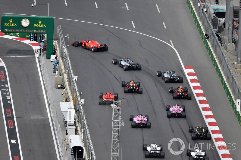 Sebastian Vettel, Ferrari SF71H ve Lewis Hamilton, Mercedes-AMG F1 W09 EQ Power startta