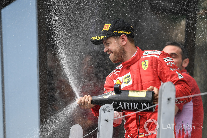 Sebastian Vettel, Ferrari, celebra su victoria en Canadá con Champagne