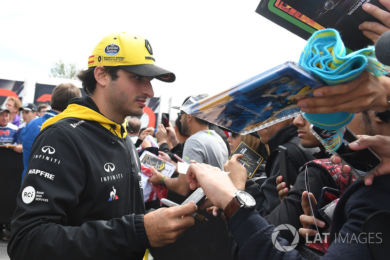Carlos Sainz Jr., Renault Sport F1 Team firma autógrafos
