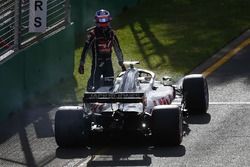 Romain Grosjean, Haas F1 Team VF-18 Ferrari, jumps out of his car and retires from the race