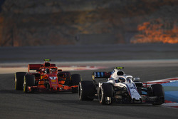 Sergey Sirotkin, Williams FW41 and Kimi Raikkonen, Ferrari SF71H
