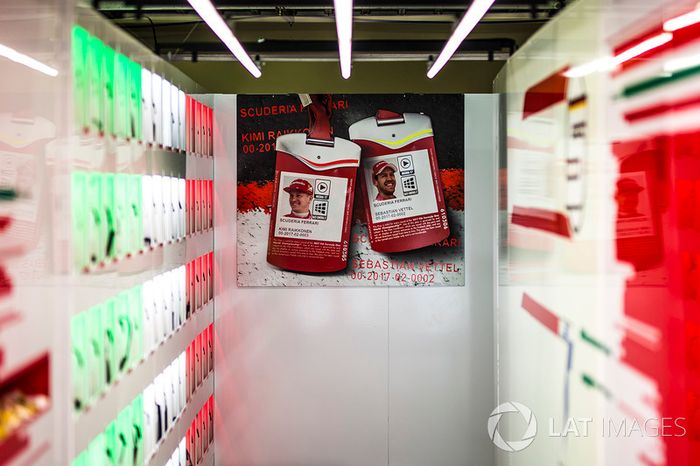 Kimi Raikkonen, Ferrari y Sebastian Vettel, Ferrari pasa fotos en el garaje de Ferrari