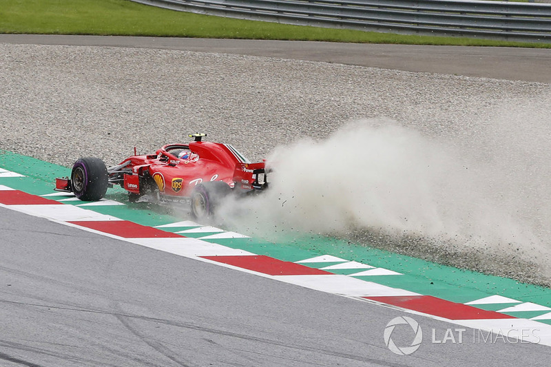 Kimi Raikkonen, Ferrari SF71H, finisce largo sulla ghiaia, sollevando polvere e pietre