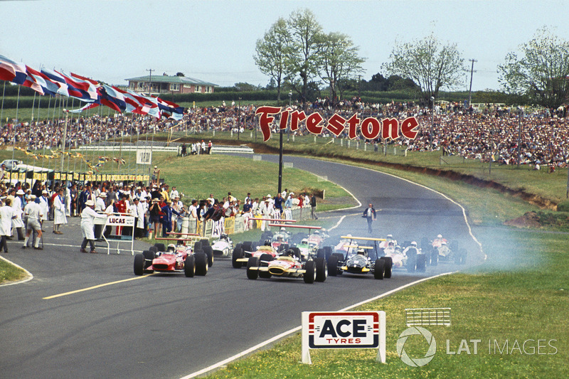 Chris Amon, Ferrari 246T lidera a Jochen Rindt, Lotus 49B-Ford en la arrancada