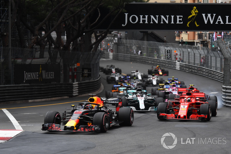 Daniel Ricciardo, Red Bull Racing RB14 devant Sebastian Vettel, Ferrari SF71H au départ