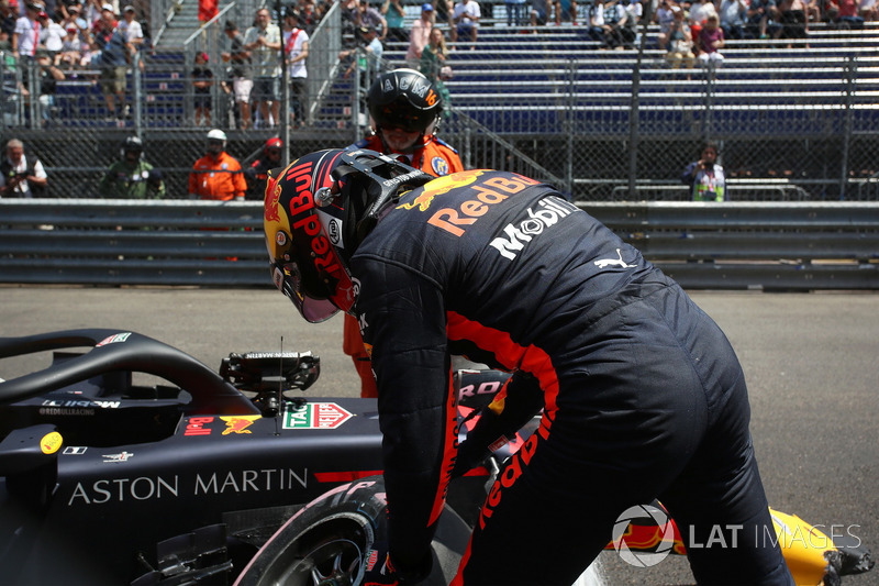 Max Verstappen, Red Bull Racing RB14 mira su coche accidentado