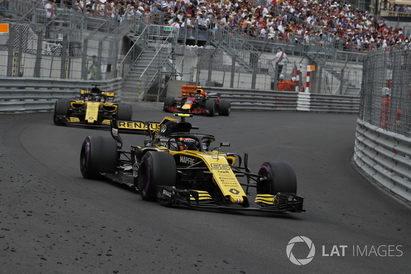 Carlos Sainz Jr., Renault Sport F1 Team R.S. 18 leads Nico Hulkenberg, Renault Sport F1 Team R.S. 18