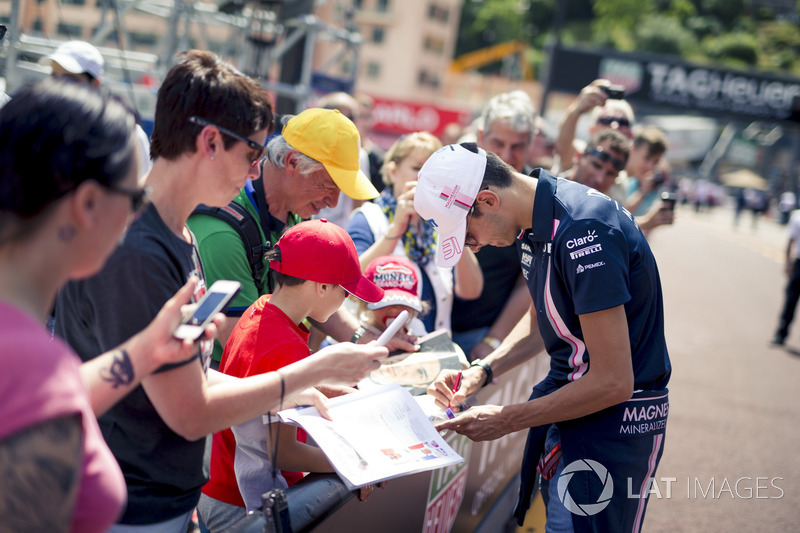 Esteban Ocon, Force India F1 signe des autographes