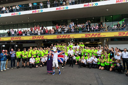 Campeón del Mundo 2017, Lewis Hamilton, Mercedes AMG F1 celebra con su madre Carmen Lockhart y el eq