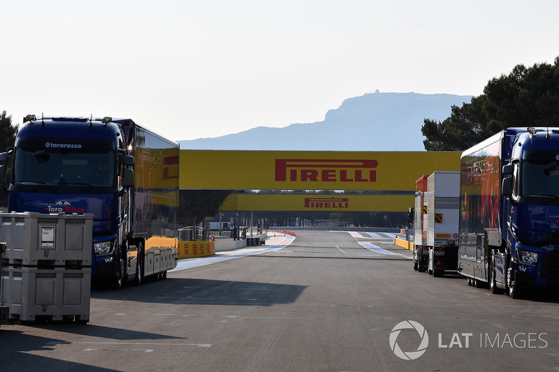 Recta principal y anuncios Pirelli