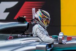 Il poleman Lewis Hamilton, Mercedes-Benz F1 W08 nel parco chiuso