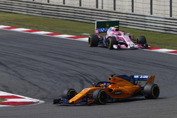 Fernando Alonso, McLaren MCL33 Renault, Esteban Ocon, Force India VJM11 Mercedes