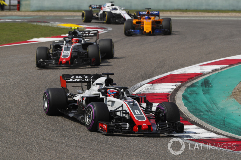 Romain Grosjean, Haas F1 Team VF-18 Ferrari, Kevin Magnussen, Haas F1 Team VF-18 Ferrari, y Fernando Alonso, McLaren MCL33 Renault