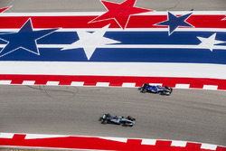 Lewis Hamilton, Mercedes AMG F1 W08, passes Pascal Wehrlein, Sauber C36