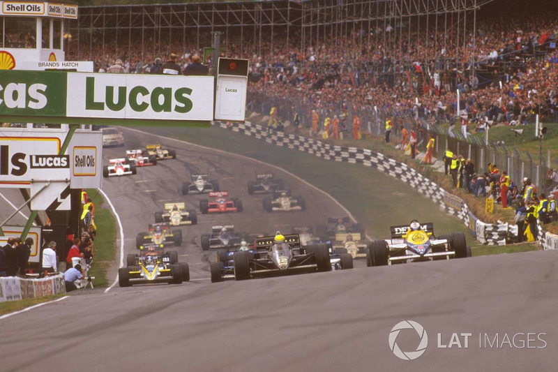 Ayrton Senna Lotus 97T Renault Sport F1 Team mène devant Nigel Mansell, Williams FW10 Honda au moment du départ