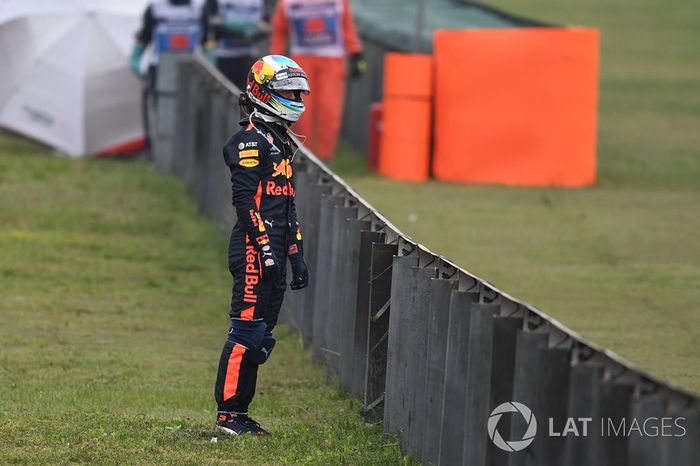 Daniel Ricciardo, Red Bull Racing detenido  en la pista en la PL3