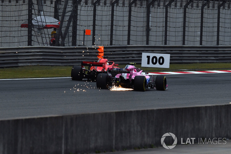 Эстебан Окон, Sahara Force India F1 VJM11, и Себастьян Феттель, Ferrari SF71H