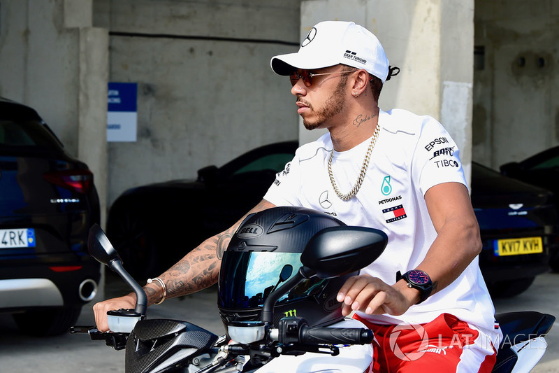Lewis Hamilton, Mercedes-AMG F1 mengendarai motor MV Agusta