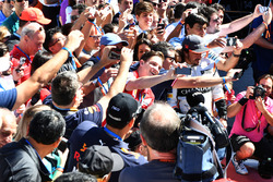 Fernando Alonso, McLaren and fans selfies