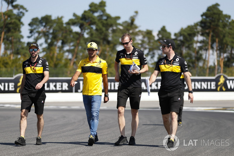 Carlos Sainz Jr., Renault Sport F1 Team, cammina lungo il circuito