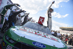 Kevin Harvick, Stewart-Haas Racing with Biagi-Denbeste Racing, Hunt Brothers Pizza Ford Mustang celebrates his win
