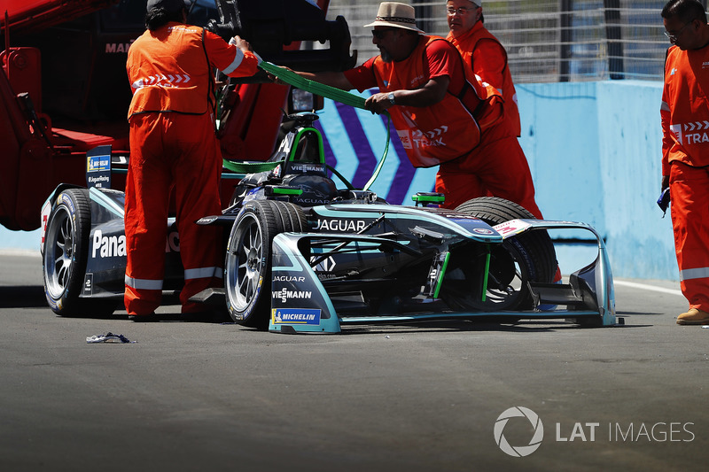 Marshals recover the crashed car of Nelson Piquet Jr., Jaguar Racing