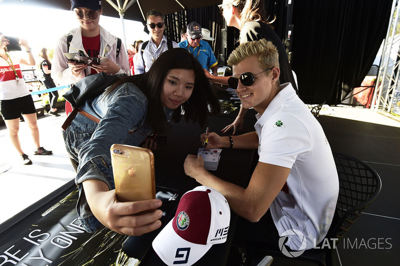 Marcus Ericsson, Sauber, posa per un selfie con una fan