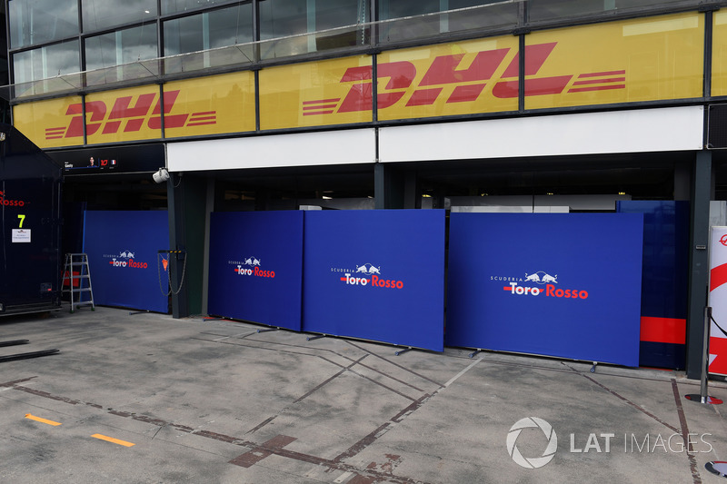 Paravento davanti al garage della Scuderia Toro Rosso