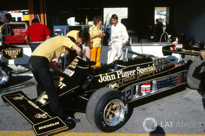 Nigel Mansell rozmawia z żoną Roseanne Mansell, gdy mechanicy pracują nad jego Lotusem 87 w pit stopie.