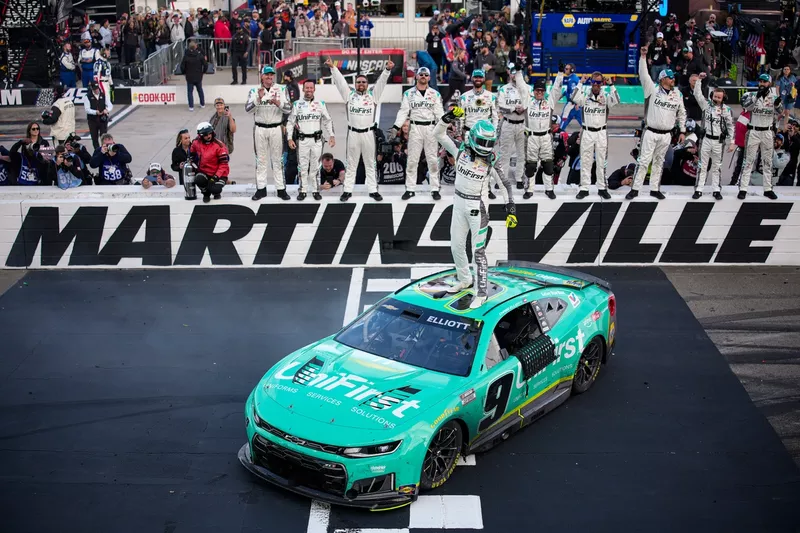Una apuesta estratégica ayuda a Chase Elliott a ganar la carrera de la NASCAR Cup en Martinsville