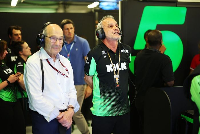 Peter Sauber y Beat Zehnder, Director de Programas de Firmas y Operaciones de Stake F1 Team 