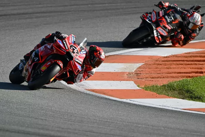 Francesco Bagnaia, Ducati Team, Marco Bezzecchi, Aprilia Racing
