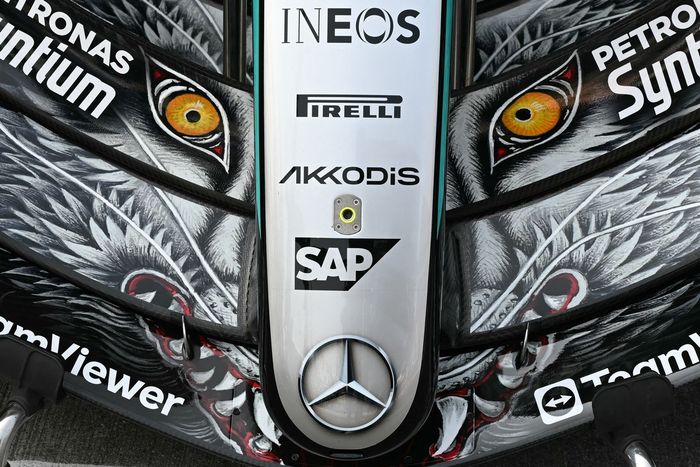 Mercedes W17 front wing