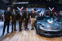Oliver Gavin, Harlan Charles, Ed Welburn, Ryan Vaughan en Tadge Juechter, met de 2017 Corvette Grand