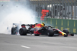 Max Verstappen, Red Bull Racing RB14 ve Daniel Ricciardo, Red Bull Racing RB14 kaza