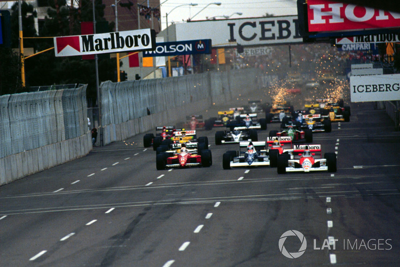 Gerhard Berger, Mclaren MP4/5B Honda voor Jean Alesi, Tyrrell 018 Ford bij de start