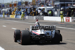 Josef Newgarden, Team Penske Chevrolet au stand avec une crevaison