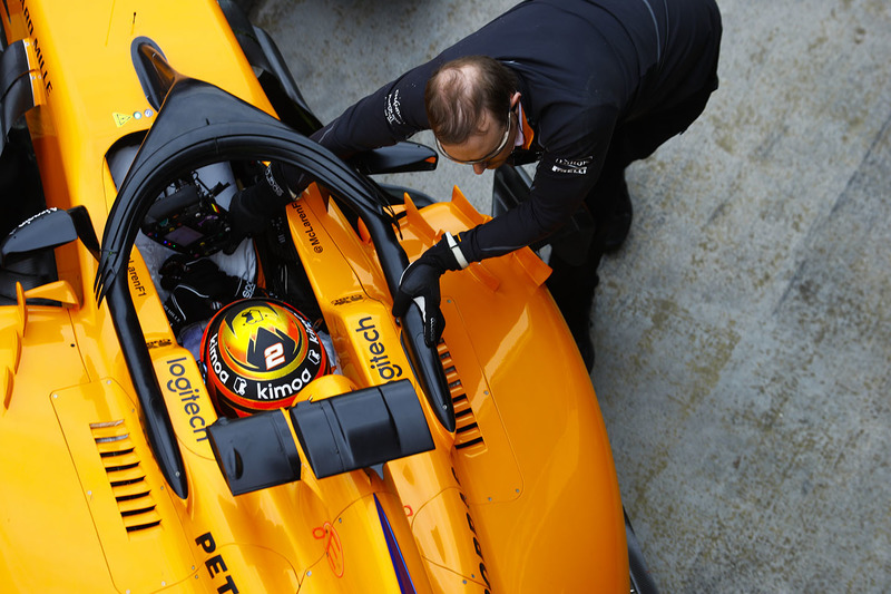 Stoffel Vandoorne, McLaren MCL33, is pushed into his pit