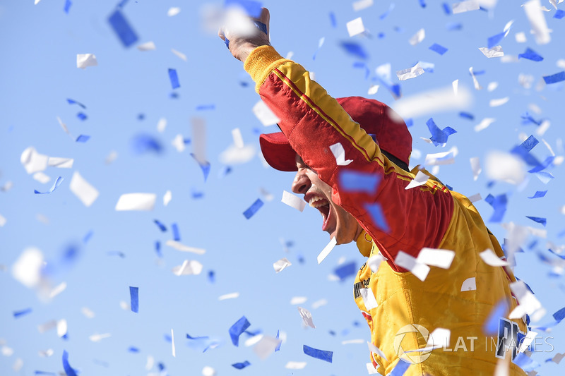 Race winner Joey Logano, Team Penske, Ford Fusion Shell Pennzoil