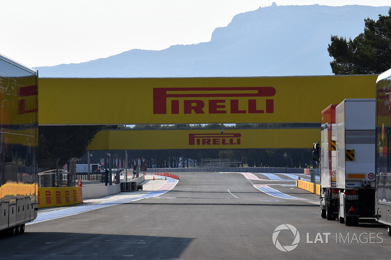 Recta principal y anuncios Pirelli