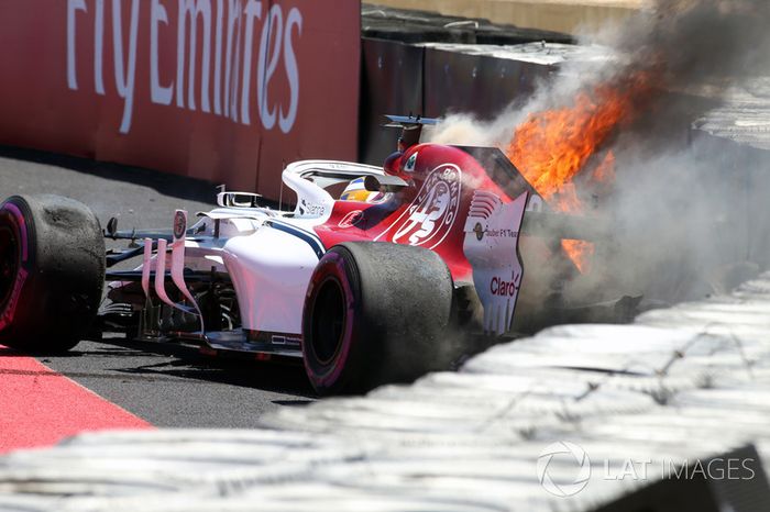 Marcus Ericsson, Sauber C37 choca en la PL1 y se incendia