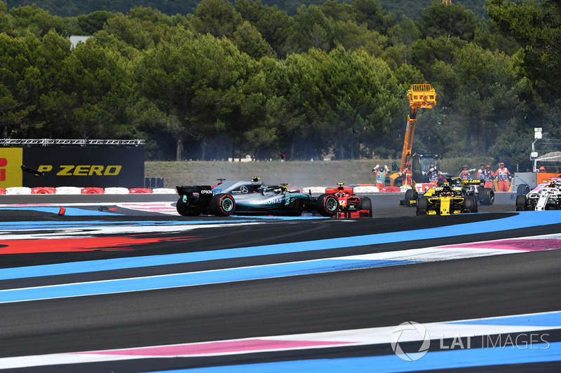 Sebastian Vettel, Ferrari SF71H dreht Valtteri Bottas, Mercedes-AMG F1 W09