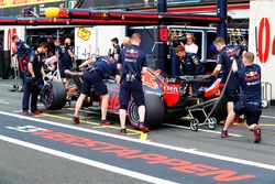 Max Verstappen, Red Bull Racing RB14, regresa a pits