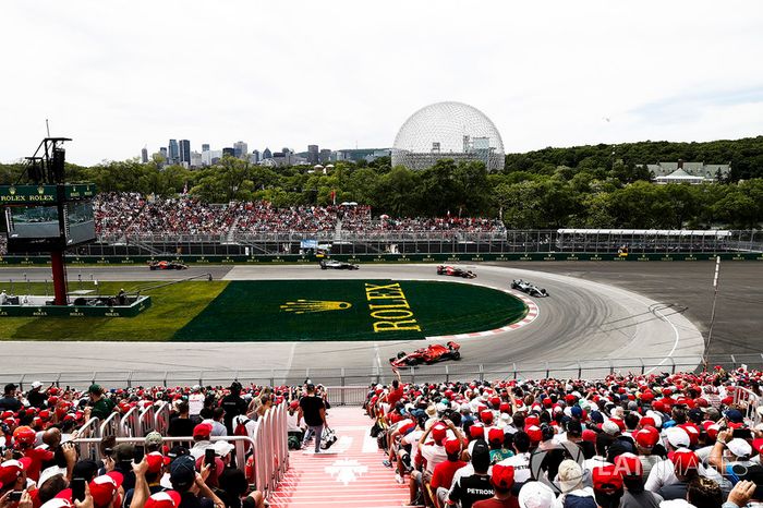 Sebastian Vettel, Ferrari SF71H, por delante de  Valtteri Bottas, Mercedes AMG F1 W09, y Max Verstappen, Red Bull