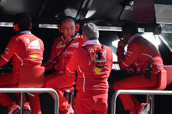 Jock Clear, Ferrari Şef Mühendisi ve Maurizio Arrivabene, Ferrari Takım Patronu