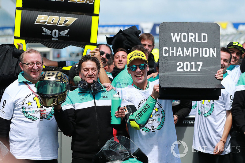 Na primeira corrida do dia, Joan Mir conquistou o título da Moto3 com dois GPs de antecedência após vencer a prova e ver Romano Fenati apenas em sexto lugar. A corrida foi encerrada após 17 das 23 voltas pela chuva.