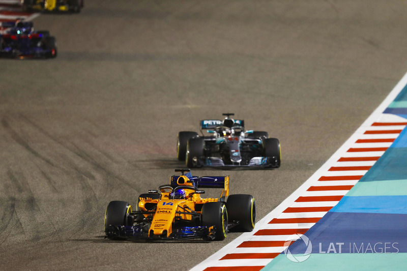 Fernando Alonso, McLaren MCL33 Renault, leads Lewis Hamilton, Mercedes AMG F1 W09