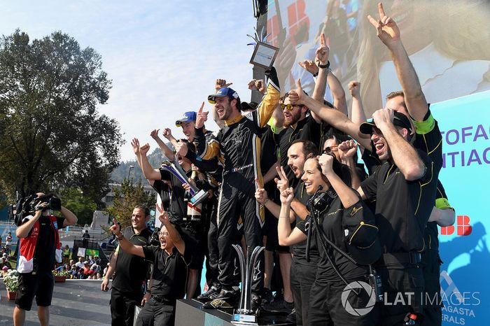 Jean-Eric Vergne, Techeetah, con el equipo en el podio